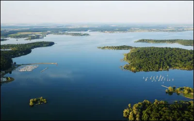 Vous pourrez vous livrer aux activités nautiques et à la baignade au lac du Der :