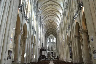 Vous pourrez y visiter la cathédrale de Noyon :