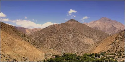 Quel massif montagneux d'Afrique du Nord porte le même nom que la première vertèbre du cou ?