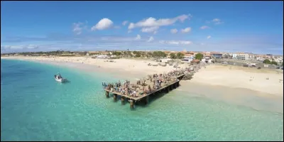 Quel Etat insulaire, anciennement portugais, est situé à l'ouest du Sénégal ?