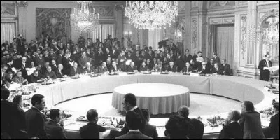 Dans quelle ville française les accords mettant fin à la guerre d'Algérie ont-ils été signés ?