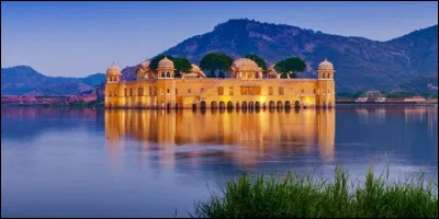 Comment est surnommé Jaipur, la capitale de lÉtat indien du Rajasthan ?