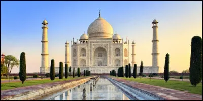 Le Taj Mahal est un mausolée fait :