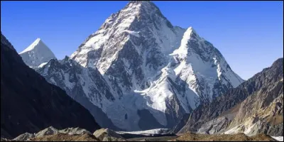Le K2 est un sommet du massif du Karakoram situé sur la frontière :