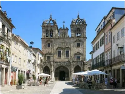La cathédrale de Braga est...