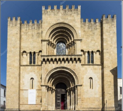 La cathédrale de Coimbra est...