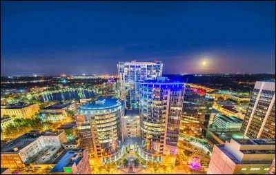 Quelle est cette ville centrale de l'&Eacute;tat de Floride, capitale du comt&eacute; d'Orange, c&eacute;l&egrave;bre pour ses complexes de la Walt Disney Company qui attirent 80 millions de visiteurs par an ?