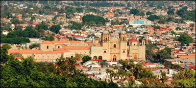 Quelle est cette ville capitale de l'&Eacute;tat du m&ecirc;me nom au Mexique, cit&eacute; avec de nombreux &eacute;difice coloniaux souvent endommag&eacute;s par les tremblements de terre ?