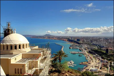 Quelle est cette ville arabo-berb&egrave;re, deuxi&egrave;me plus grande ville d'Alg&eacute;rie surnomm&eacute;e "la radieuse" capitale &eacute;conomique et industrielle de l'ouest de pays et port de commerce important ?