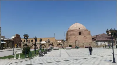 Quelle est cette ville, la dixi&egrave;me plus importante d'Iran, situ&eacute;e pr&egrave;s de la fronti&egrave;re turque et dont la population est majoritairement compos&eacute;e d'Az&eacute;ris ?