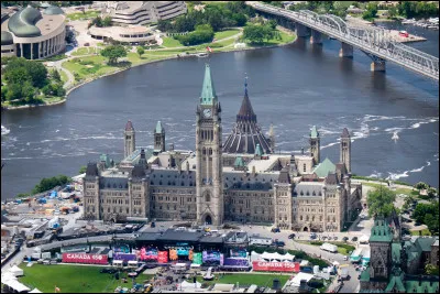 Quelle est cette ville de la province d'Ontario, capitale du Canada, p&ocirc;le universitaire et culturel du pays ?