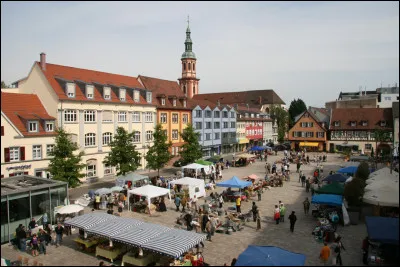 Quelle est cette ville d'Allemagne qui fait partie de la limite sud-est de la grande couronne de Strasbourg ?