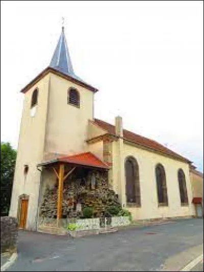 Nous sommes maintenant dans le Grand-Est, &agrave; Fleisheim, au devant l'&eacute;glise Saint-Laurent. Village du Pays de Sarrebourg, il se situe dans le d&eacute;partement ...