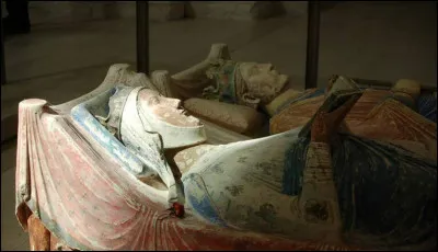 De quand à quand la célèbre Aliénor d'Aquitaine a-t-elle été : 1) reine de France. 2) reine d'Angleterre ?