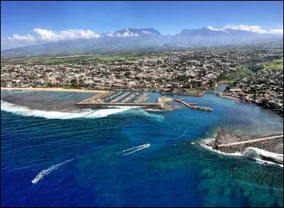 Saint-Pierre est, avec 47 000 habitants, la deuxième ville du département :
