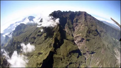 Le Piton des Neiges est le point culminant avec ses 3 070 mètres d'altitude :