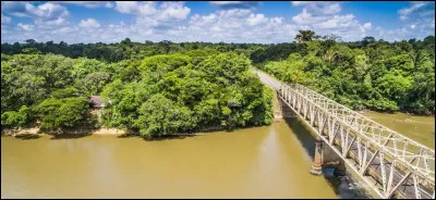 C'est le plus vaste mais le moins peuplé, avec 280 000 habitants et une densité de 3,4 habitants / km² :