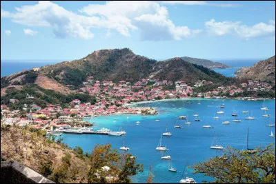 Le département, formé de deux îles séparées par la "Rivière Salée", compte 384 000 habitants avec une densité de 236 habitants / km² :