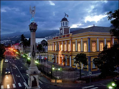 La préfecture et ville la plus peuplée, avec 153 000 habitants, est Saint-Denis :