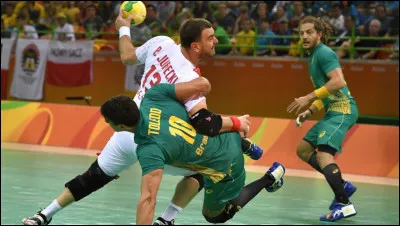 Au handball, combien y a-t-il de joueurs dune même équipe sur le terrain ?