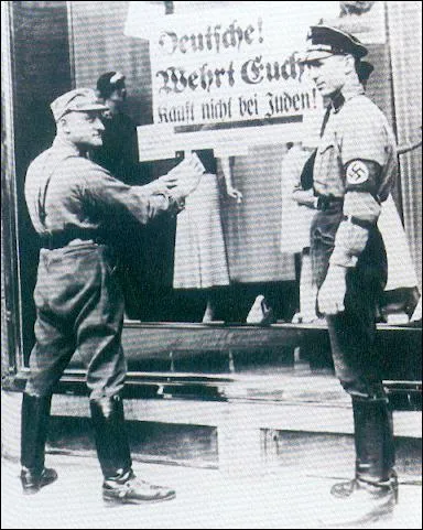 Hitler met en place de nouvelles lois notamment contre les Juifs appelées...