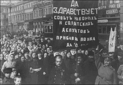 En pleine Première Guerre mondiale, les Russes sortent de la guerre car il y a des révolutions dans leur pays. De quand datent les révolutions russes ?