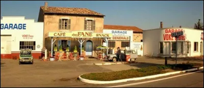 Pour quel film a-t-on reconstitué en 1987 deux garages bordants le café "Fane" ?