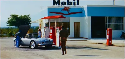 Dans quel film de 1964 peut-on voir Jean Marais faire le plein d'essence ?