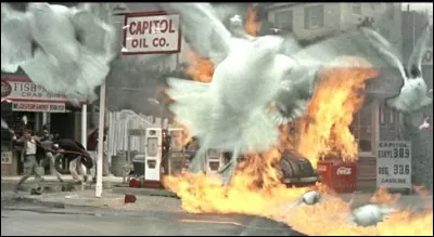 Dans quel film d'épouvante de Hitchkock, la station-service prend-elle feu ?