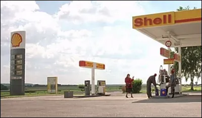 Dans quel film comique voit-on Ginette faire le plein de deux jerrycans d'essence dans une station Shell ?