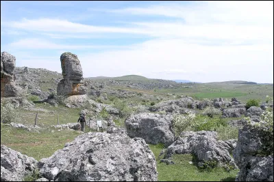 En France, où se trouve le chaos rocheux de Nîmes-le-Vieux ?