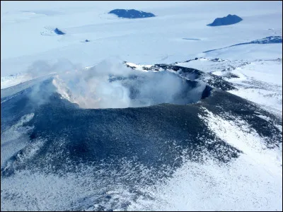 Quel minéral le volcan Erebus, en Antarctique, a-t-il projeté dans l'air ?