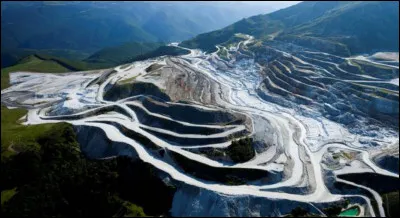Où trouve-t-on la plus grande carrière de talc au monde ?