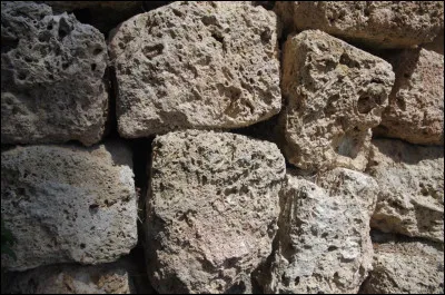 Quel est l'autre nom du tuf calcaire ?