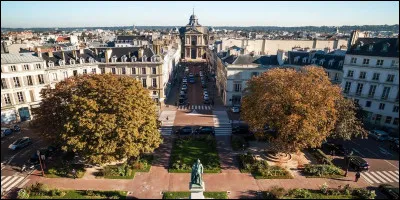 Sa préfecture est Versailles :