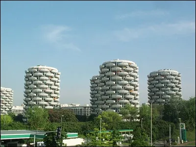 Sa préfecture est Créteil :