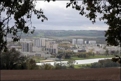 C'est le deuxième par la superficie avec plus de 2 200 km² et le plus peuplé de la grande couronne avec 1 440 000 habitants :