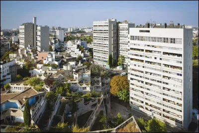 C'est le moins peuplé de la petite couronne, avec quand même 1 400 000 habitants et une densité de 5 700 habitants/km² :