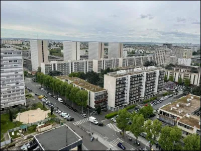 Ce département dont la moitié ouest est rurale est le moins peuplé d'Île-de-France avec, quand même, 1 250 000 habitants et une densité de 1000 hab/km² :