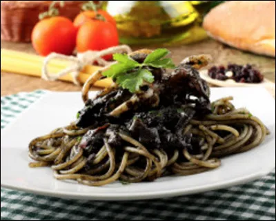 L'encre de seiche appelée aussi sépia est de couleur marron, elle est très utilisée dans la cuisine italienne et espagnole.