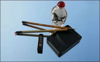 L'encre de chine est de couleur violette, elle sert pour l'écriture, le dessin et la peinture au lavis.