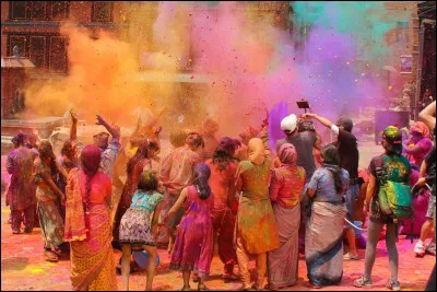 La fête des couleurs est une cérémonie chinoise où les gens s'aspergent de produits colorés pour fêter l'arrivée du printemps.