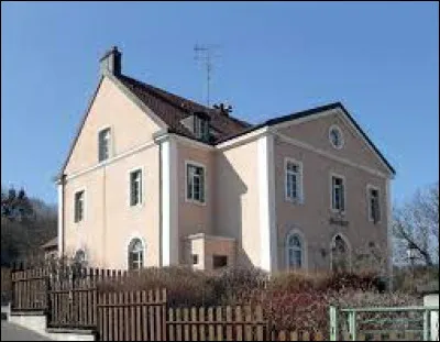 Nous sommes maintenant en Bourgogne-Franche-Comté, à Badevel. Commune du Pays de Montbéliard, elle se situe dans le département ...