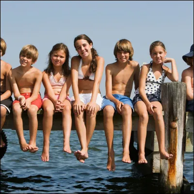 Comment s'appelle son amie en colo ?