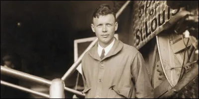 De quelle nationalité était Charles Lindbergh, le pilote qui réussit le premier vol New York - Paris sans escale ?
