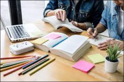 En rentrant en classe, un élève lève la main pour poser une question. Quand son professeur l'interroge, il lui dit "Comment ?"
Quelle est la réponse de l'élève ?