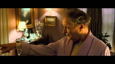 En quoi Horace Slughorn est-il déguisé à l'arrivée de Dumbledore et Harry, chez lui, dans le « HP 6 » ?