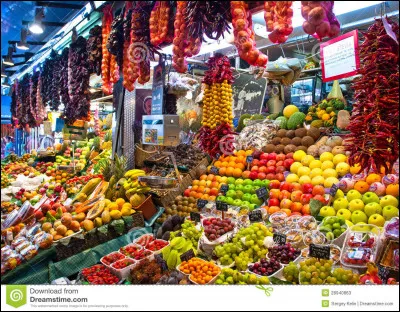 Dans un commerce, tu vois un enfant tout seul qui cherche sa mère. Comment réagis-tu ?