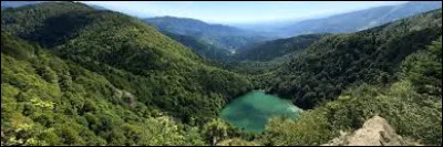 Quel est le nom de ce petit lac alsacien situé dans le fond de la vallée de Masevaux ?