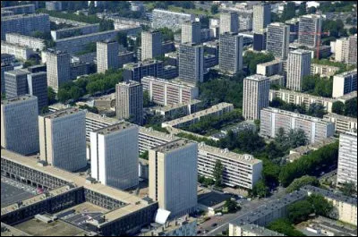 Sarcelles est, avec 59 000 habitants, la troisième ville du département :